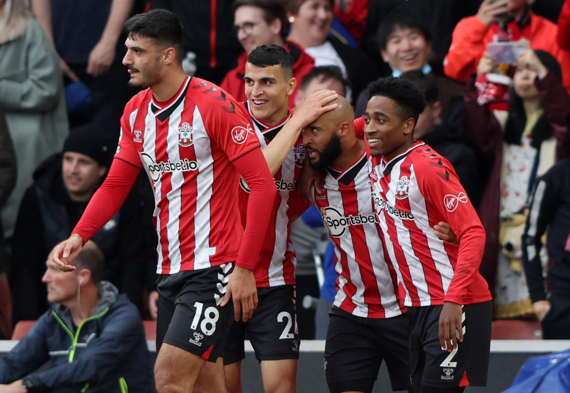 与队友的拥 与队友的拥